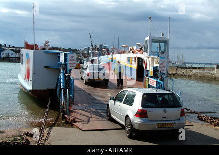 Ferry Cowes East chargement de la chaîne d'Ile de Wight Angleterre UK Banque D'Images