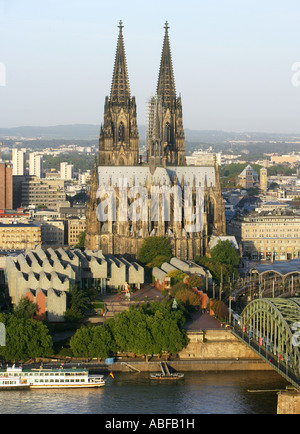 Allemagne, Cologne, vieille ville avec la cathédrale de Cologne et musée romain germanique au Rhin Banque D'Images