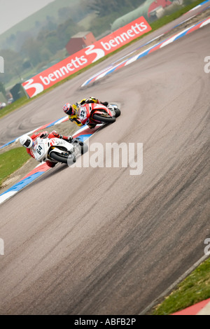 2 deux motos de course tournant penchée corner bend Banque D'Images