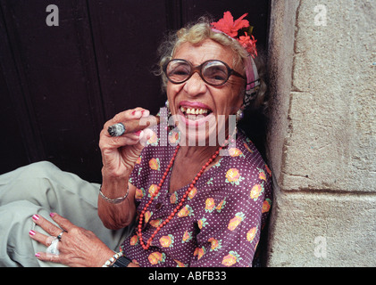 Fumer un cigare havane Cuba femme Banque D'Images