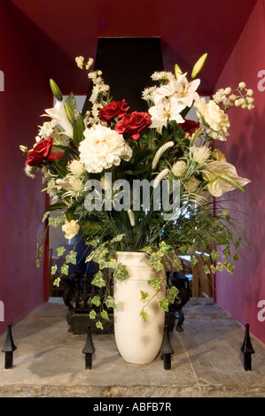 Décoration de fleurs dans un pub dans un vase Banque D'Images