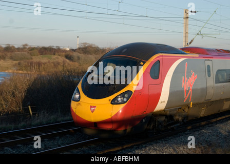 Une vierge pendolino class 390 uem près de Dudley port dans le West Midlands Banque D'Images