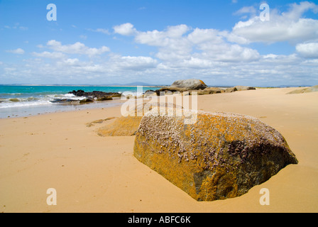 Belle plage avec de gros rochers de granit Banque D'Images