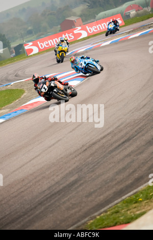 4 quatre motos de course superbike tournant corner Banque D'Images