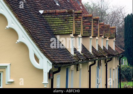 Une rangée de maisons près de l'église d'aumône dans le village de Thaxted, Essex Banque D'Images