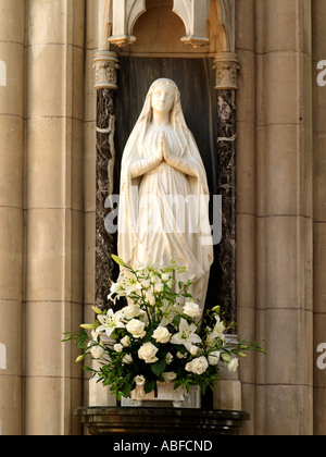 Sacrés Cœurs Wimbledon Londres Angleterre statue de Vierge Marie avec Lilies Banque D'Images