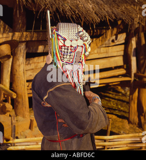 Vue sur le côté d'une tribu Akha hill-femme portant traditionnellement faite belle coiffure d'argent du nord de la Thaïlande Chiang Rai Banque D'Images