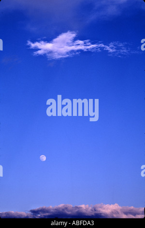 La lune dans un ciel clair Ciel bleu nuage w en haut Banque D'Images