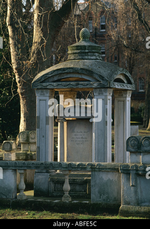 Soane Mausolée (1816), l'ancien cimetière de St Pancras, Londres. Architecte : Sir John Soane Banque D'Images