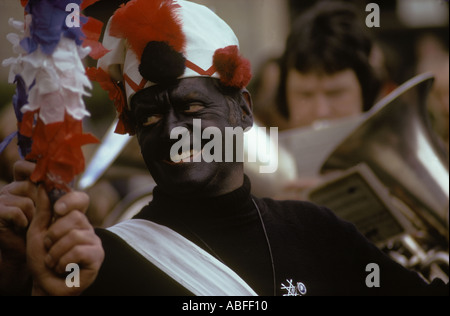 Britannia Bacup Coconut Dancers Bacup Lancashire noir traditionnel de la danse Morris Vendredi Saint Pâques Angleterre UK men black jusqu'HOMER SYKES Banque D'Images