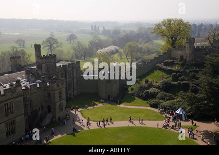 Le Château de Warwick (vue sur le château et la Motte au Avon derrière de Guy's Tower), Warwick, Warwickshire, Angleterre Banque D'Images