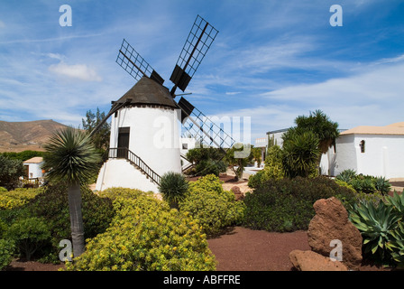 Dh Centro de Artesania Molino ANTIGUA FUERTEVENTURA Fuerteventuran traditionnel moulin rural et cactus garden village museum Banque D'Images