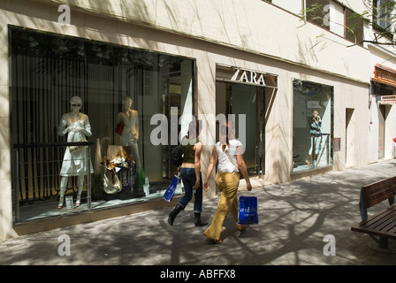 dh Calle de Leon y Castillo ARRECIFE LANZAROTE deux jeunes Les femmes avec le shopping passant devant Zara magasin de vêtements mode filles espagne magasin de tissu femmes Banque D'Images