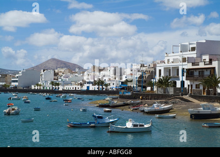 Dh El Charco de San Gines Lanzarote Arrecife promenade bateaux au mouillage et maisons d'habitation Harbour Banque D'Images