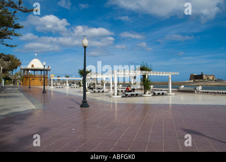 Dh Avenida La Marina Arrecife Lanzarote Deux filles séance siège promenade bandstand Castle Harbour/ Banque D'Images