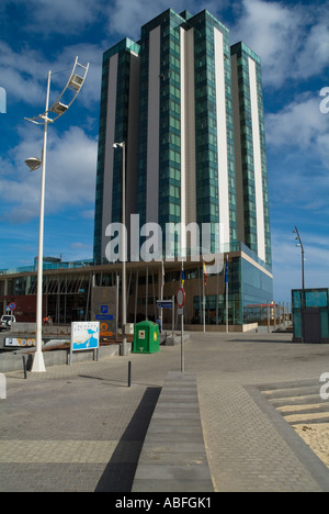 Dh Gran Hotel VALENCIA Luxury hotel tower block et Playa del Reducto, promenade Banque D'Images