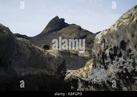 dh Timanfaya Parc National TIMANFAYA LANZAROTE Lichen recouvert de lave lisse flux produisant tunnel de lave volcan paysage volcanique pic Banque D'Images