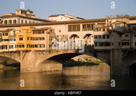 Section intermédiaire de la ponte Vecchio baigné de soleil du soir, Florence, Toscane, Italie, Europe. Banque D'Images