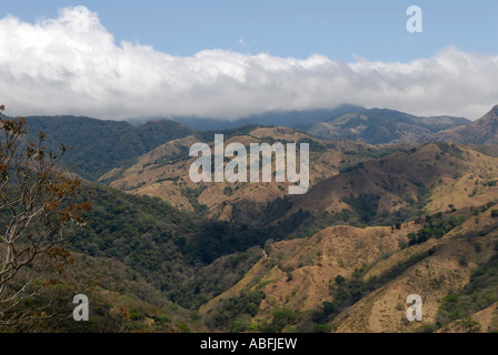 La gamme de Tilaran, la cordillère de Tilaran, montrant les nuages au-dessus de la réserve de la Forêt Nuageuse de Monteverde Banque D'Images