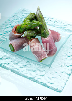 D'asperge enveloppée dans des canapés de jambon de Parme Banque D'Images