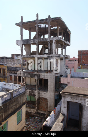 Les vestiges d'un bâtiment partiellement démoli à Varanasi, Inde Banque D'Images