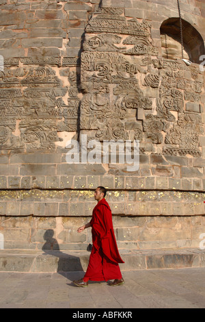 Promenades autour de moine un stuppa à Sarnath, près de Varanasi, en Inde. C'est là que Bouddha est réputé pour avoir fait ses premiers enseignements. Banque D'Images