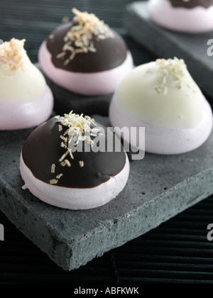 Une plaque de chocolat meringues canapes Banque D'Images