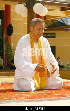 Man performing arts martiaux en temple Banque D'Images