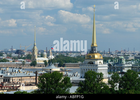 Vue sur St Petersbourg avec l'Amirauté et la Cathédrale Pierre-et-Paul Banque D'Images