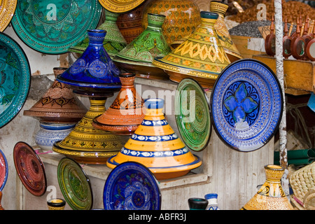 Plaque en terre cuite émaillée en couleur et affichage tajine Marrakech Maroc Banque D'Images