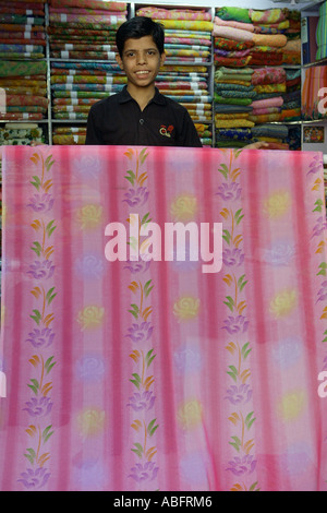 Inde Rajasthan Jodhpur Garçon montrant un chiffon en tissu shop, Jodhpur, Rajasthan, India Banque D'Images