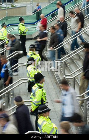 La police britannique est de veiller sur le football supporters ils vont à la finale de la FA Cup à Wembley stadium Banque D'Images