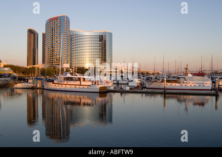 Hôtel Marriott et San Diego Convention Center de San Diego sur la baie de San Diego avec disponibles à l'avant-plan Banque D'Images