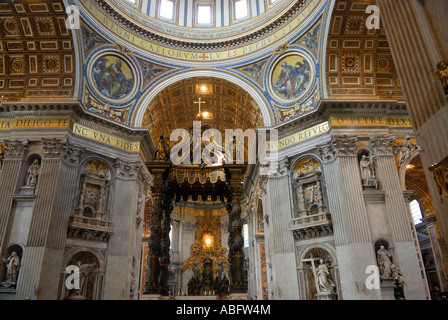 À l'intérieur de St Peters basilique papale avec retable Berninis Banque D'Images