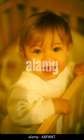 HAPPY BABY STANDING IN CRIB Banque D'Images