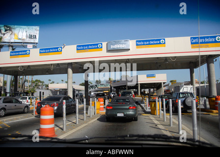 Les voitures entrent au Mexique en provenance des États-Unis vers le Mexique par l'Interstate 5 station de contrôle aux frontières Banque D'Images