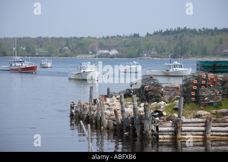 Le homard bateaux amarrés le long de la côte du Maine Banque D'Images