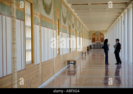 Péristyle extérieur. Un péristyle ou allée couverte entoure le jardin formel et conduit les visiteurs passé illusion peintures murales Banque D'Images