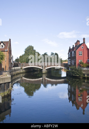 L'af Pont sur la rivière Wensum, Norwich, Norfolk avec ciel bleu et la rivière Banque D'Images