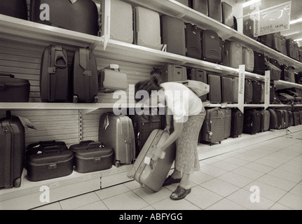 SHOPPING VALISES EN SUPERMARCHÉ STORE Banque D'Images