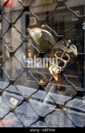 La reproduction en bronze de Giambologna's Hermès en vitrine, Florence, Italie, Toscane, l'Europe. Banque D'Images