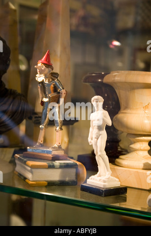 Les figures de Pinocchio et le David de Michelangelo dans une vitrine dans Florence, Toscane, Italie, Europe. Banque D'Images