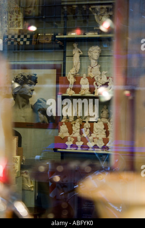 Des copies de l'affiche et le David de Michel-Ange dans un magasin de souvenirs à Florence, Toscane, Italie, Europe. Banque D'Images