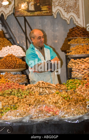 Les gâteaux et bonbons médina de Marrakech Maroc souk de décrochage Banque D'Images