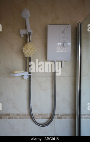 Douche électrique dans une salle de bains couleur pierre Banque D'Images