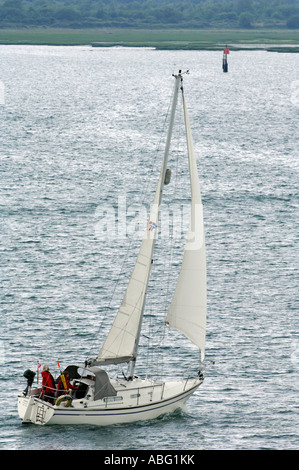 Yacht à voile à la croisière le long au près bâbord amure Banque D'Images