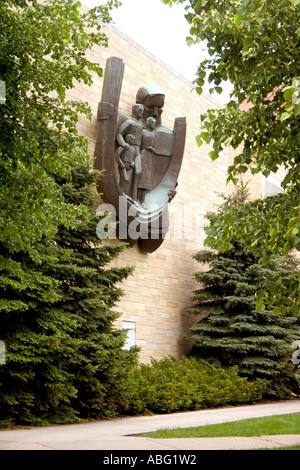 La famille sculpture par Evelyn Raymond Foley sur le campus de l'Université St Thomas Hall. St Paul Minnesota MN USA Banque D'Images