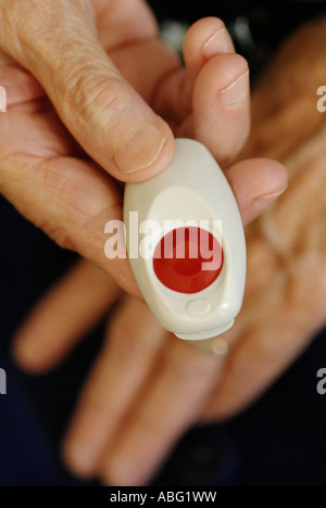 Femme âgée MAINS SENIOR CITIZEN AVEC BOUTON Bracelet d'alerte médicale Banque D'Images