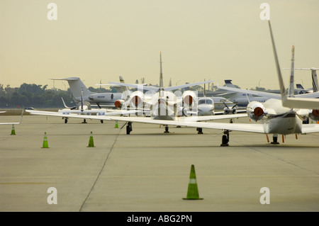 Petits jets privés de vol des aéronefs de transport avion richesse tarmac airport Banque D'Images