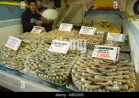 Crevettes fraîches sur le quai d'Ensenada au Mexique Banque D'Images